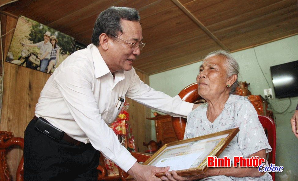 Phó chủ tịch thường trực UBND tỉnh Nguyễn Huy Phong thăm, tặng quà người cao tuổi huyện Bù Đăng