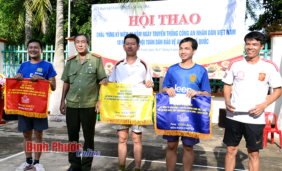 C&aacute;c hoạt động ch&agrave;o mừng đại hội Đảng v&agrave; ng&agrave;y th&agrave;nh lập CAND Việt Nam