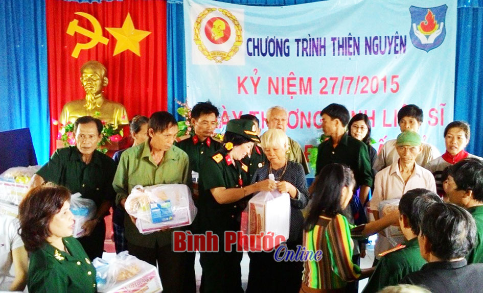 Đoàn thiện nguyện TP. Hồ Chí Minh: Tặng quà, khám chữa bệnh cho đồng bào nghèo xã Đường 10