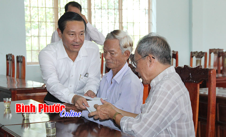 Chủ nhiệm Ủy ban Kiểm tra Tỉnh ủy Nguyễn Văn Dũng thăm, tặng quà gia đình chính sách