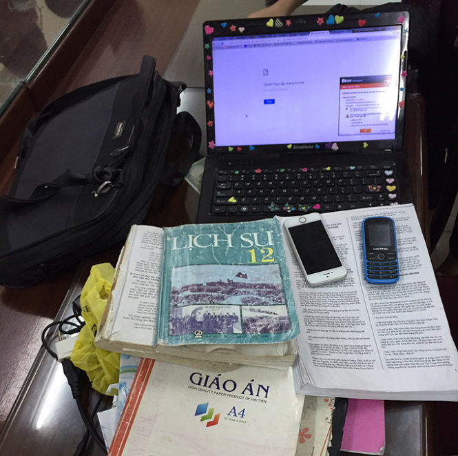 Bắt "n&oacute;ng" hai nghi phạm giải v&agrave; đọc b&agrave;i sử v&agrave;o ph&ograve;ng thi 