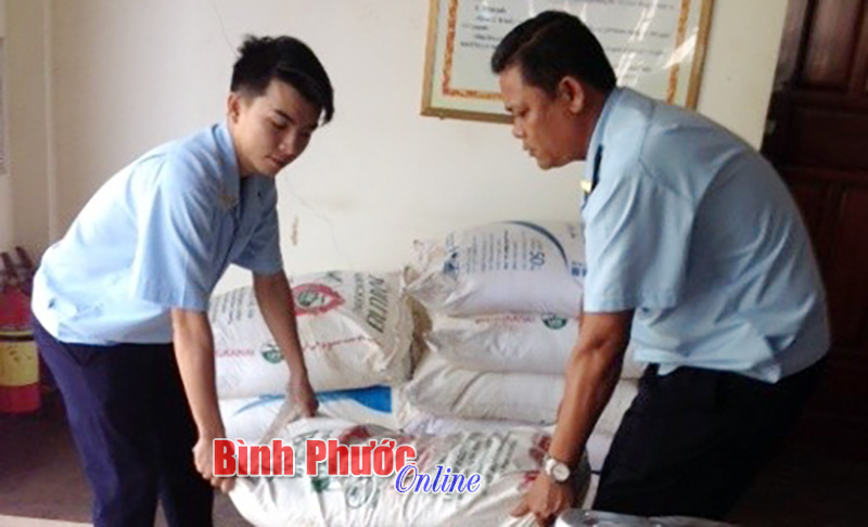 Đội kiểm so&aacute;t Hải quan B&igrave;nh Phước bắt giữ 500 kg đường nhập lậu