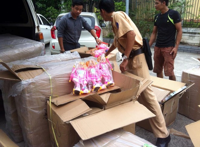 Bắt l&ocirc; h&agrave;ng trăm loại đồ chơi kh&ocirc;ng r&otilde; nguồn gốc trước thềm Trung Thu