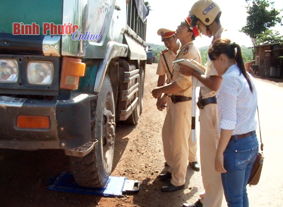 Hớn Quản: Xử l&yacute; nghi&ecirc;m xe qu&aacute; tải, qu&aacute; khổ
