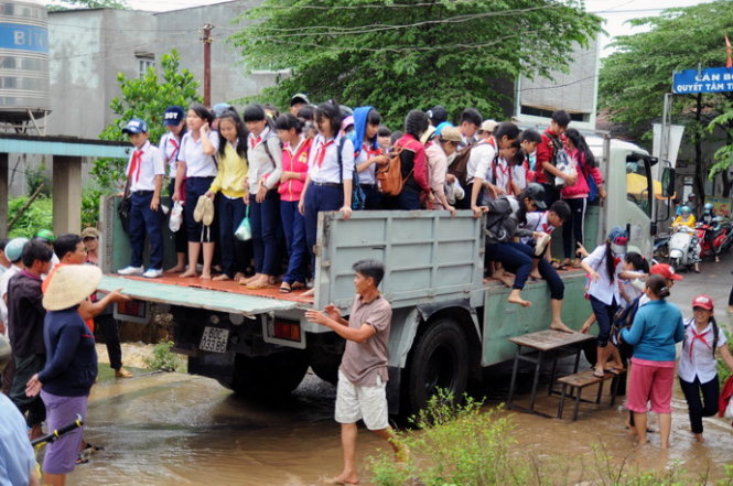 Học sinh hứng khởi băng lũ đi học bằng… xe tải!