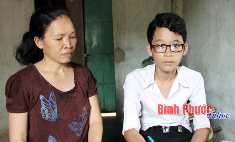 Học trò nghèo “ẵm” huy chương tặng mẹ