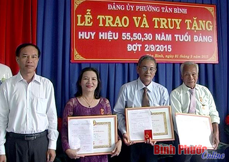 Thị ủy Đồng Xo&agrave;i trao huy hiệu Đảng đợt 2-9