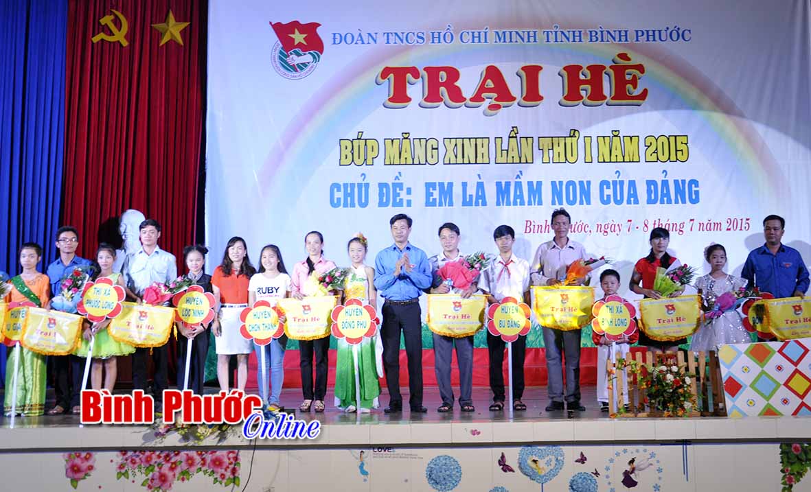 Trên 400 em thiếu nhi tham gia trại hè Búp măng xinh năm 2015