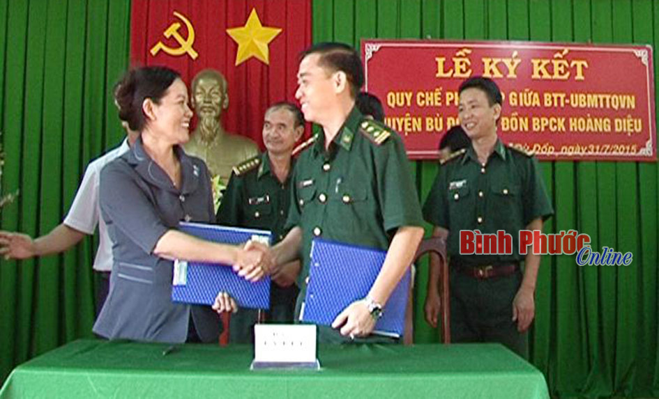 Ủy ban MTTQ huyện B&ugrave; Đốp v&agrave; Đồn bi&ecirc;n ph&ograve;ng cửa khẩu Ho&agrave;ng Diệu: K&yacute; kết quy chế phối hợp giai đoạn 2015-2020