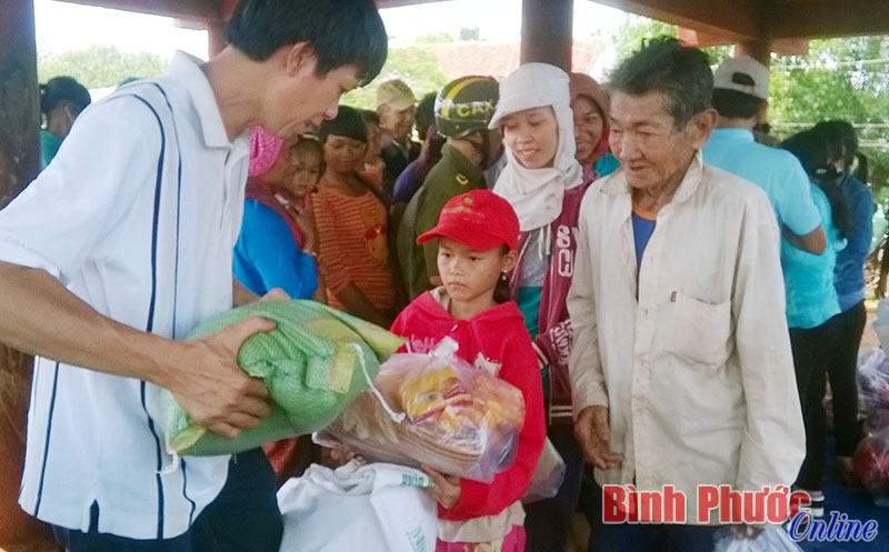 350 phần quà tặng đồng bào nghèo hai xã Lộc Tấn và Lộc Thạnh