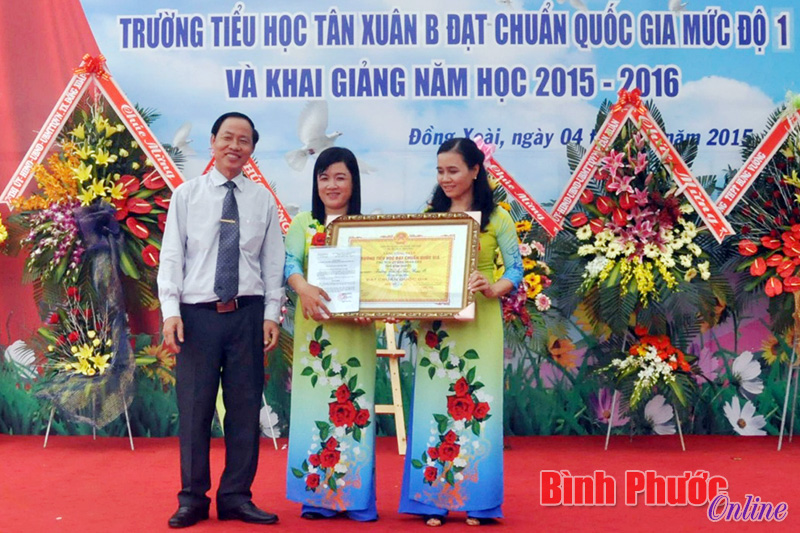Tiểu học Tân Xuân B đón bằng công nhận đạt chuẩn quốc gia mức độ 1