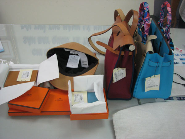 Hải quan s&acirc;n bay T&acirc;n Sơn Nhất ph&aacute;t hiện vụ gian lận ho&agrave;n thuế GTGT lớn khi xuất cảnh