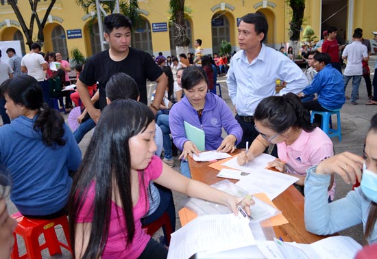 Ngày đầu nhận hồ sơ xét tuyển NV1: Chen chúc nộp hồ sơ