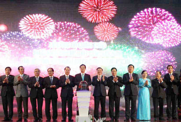 Thủ tướng ấn n&uacute;t kết nối Cơ chế một cửa ASEAN