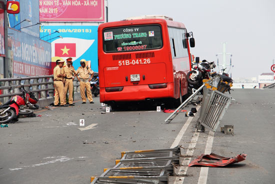 Xe khách tông hàng loạt xe máy trên cầu vượt, nhiều người bị thương