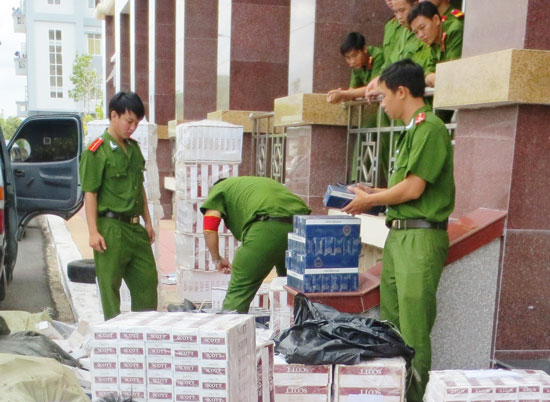 Nổ s&uacute;ng truy đuổi xe biển số xanh