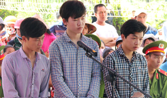 36 th&aacute;ng t&ugrave; cho 3 đối tượng x&uacute;c phạm quốc kỳ