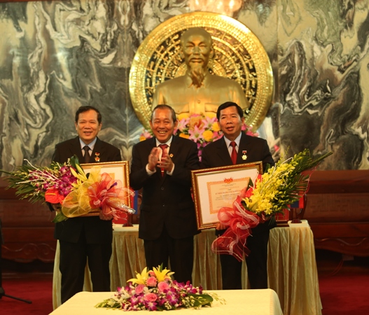  Trao Kỷ niệm chương cho l&atilde;nh đạo T&ograve;a &aacute;n tối cao hai nước L&agrave;o, Campuchia 