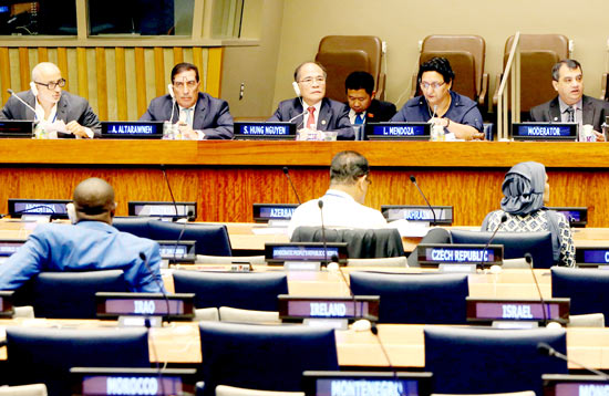 Chủ tịch Quốc hội Nguyễn Sinh H&ugrave;ng đồng chủ tr&igrave; phi&ecirc;n thảo luận 