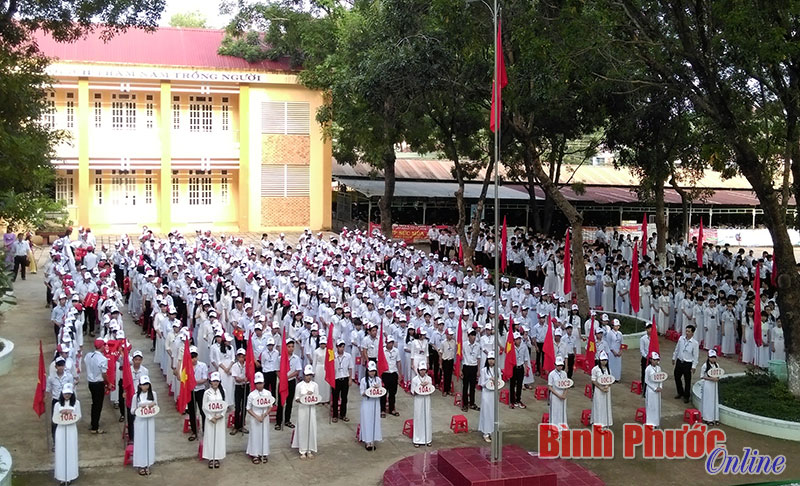 Phía sau niềm vui ngày khai trường