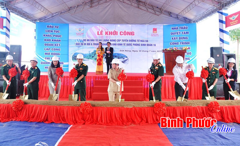 Binh đo&agrave;n 16 khởi c&ocirc;ng n&acirc;ng cấp đường Đắk Ru