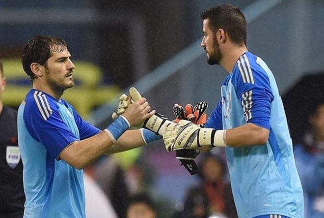 Real Madrid mua lại thủ môn bị thải Casilla để thay Casillas