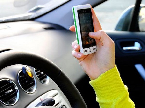 Italy: Báo động hiểm họa do sử dụng smartphone khi lái xe