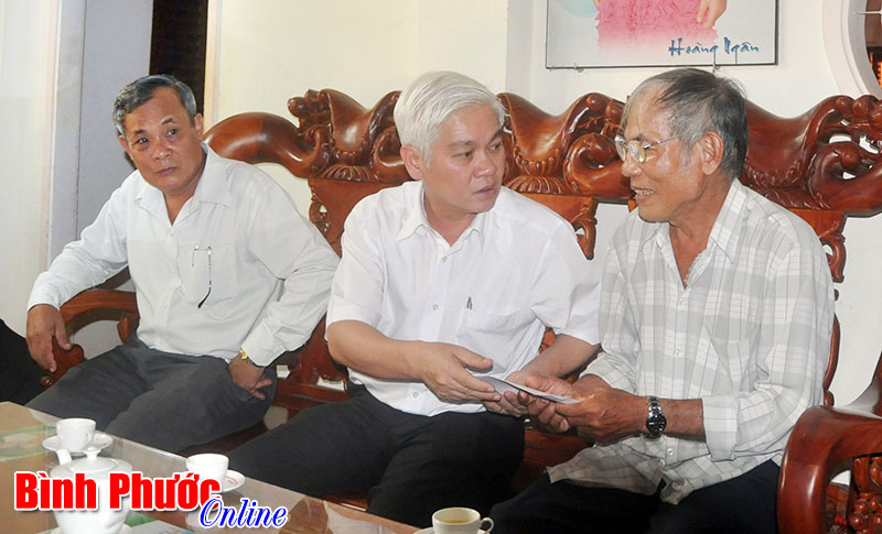 Lãnh đạo tỉnh, huyện tặng quà gia đình chính sách ở Bình Long, Bù Đăng