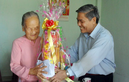 Hai mức quà tặng gia đình liệt sĩ, thương binh