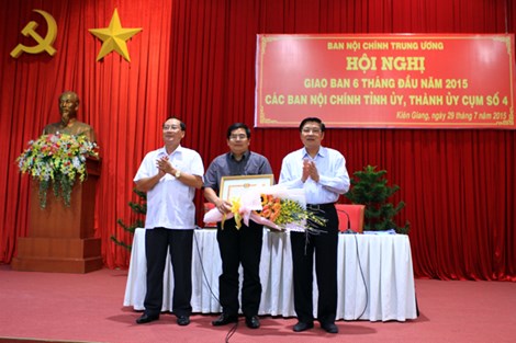 Ban Nội ch&iacute;nh Trung ương tặng bằng khen cho một trưởng ph&ograve;ng