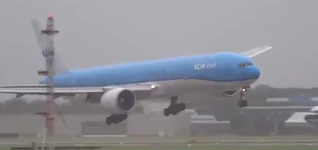 [Video] Máy bay dân dụng lắc lư, chao đảo khi hạ cánh vì bão