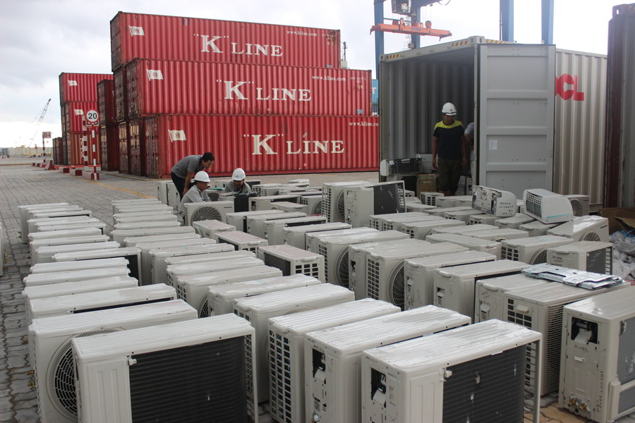 Thu giữ 4 container h&agrave;ng điện tử nhập lậu