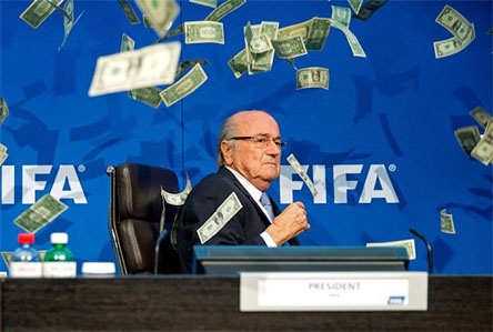 Buổi họp báo của Chủ tịch FIFA bị chen ngang bằng “mưa tiền”