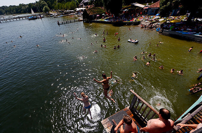 Trốn nóng 40 độ, 12 người chết đuối ở Đức 