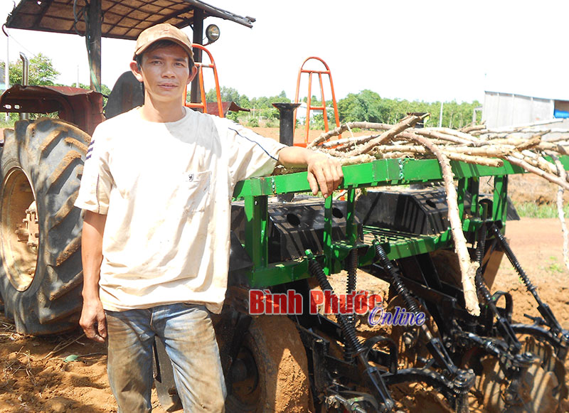 Nông dân trẻ chế tạo thành công máy trồng mì