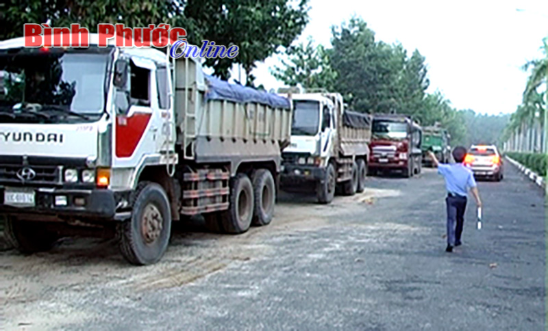 Ph&aacute;t hiện v&agrave; xử phạt 7 l&aacute;i xe chở qu&aacute; tải