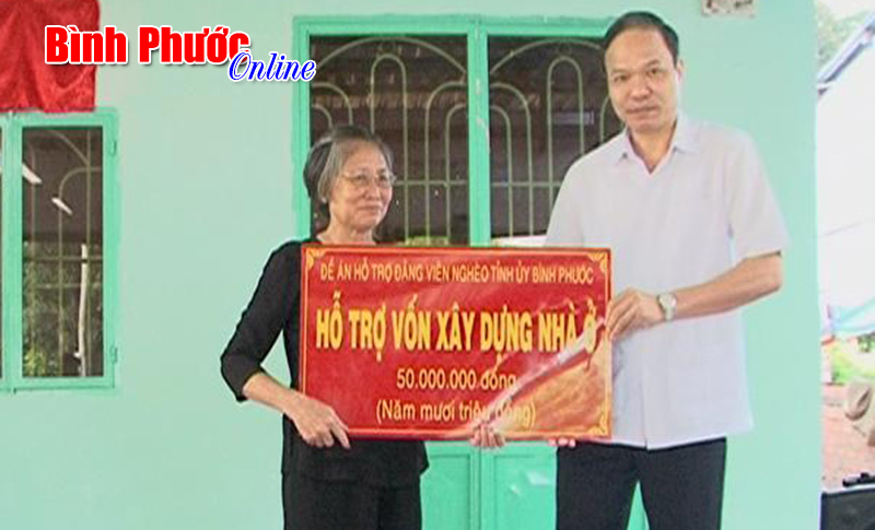Ph&oacute; b&iacute; thư Tỉnh ủy L&ecirc; Văn Ch&acirc;u trao nh&agrave; &ldquo;Nghĩa t&igrave;nh đảng vi&ecirc;n&rdquo; ở B&ugrave; Đốp