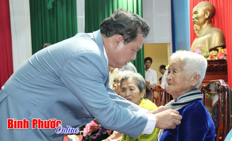 Phong tặng, truy tặng 96 Mẹ Việt Nam anh h&ugrave;ng