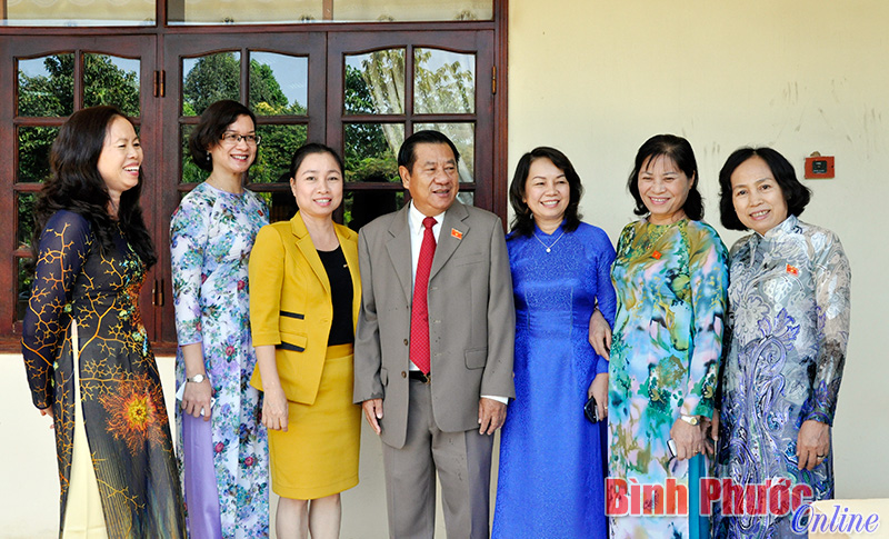 Để phụ nữ ph&aacute;t triển to&agrave;n diện