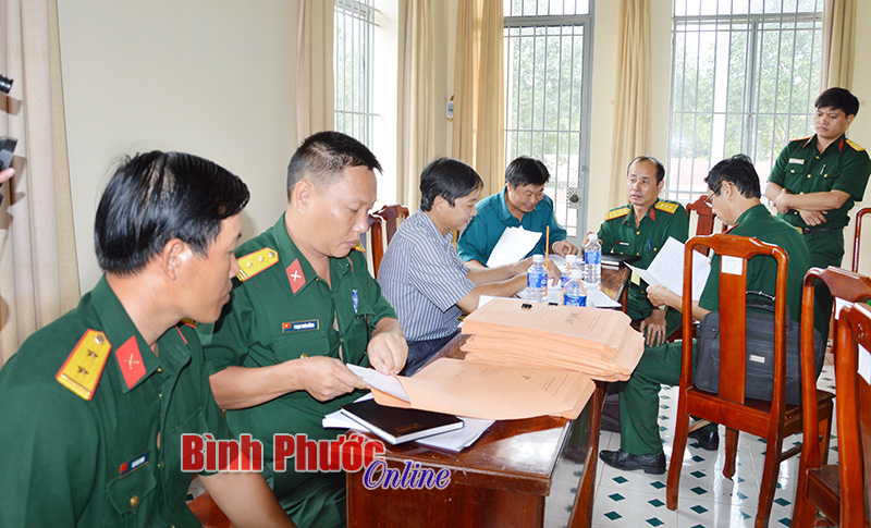 Qu&acirc;n khu 7 kiểm tra c&ocirc;ng t&aacute;c tuyển qu&acirc;n đợt 2/2015 tại Đồng Ph&uacute;