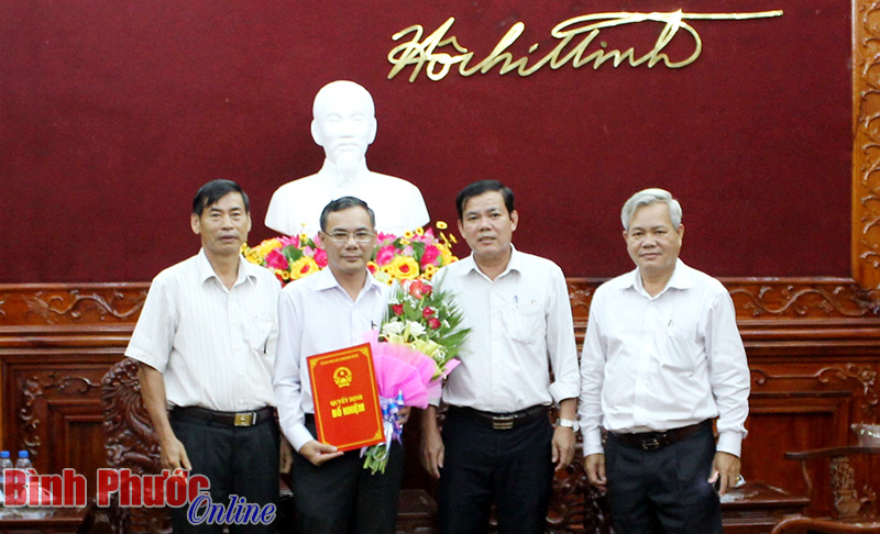 Trao quyết định nghỉ hưu v&agrave; điều động 4 c&aacute;n bộ l&atilde;nh đạo sở, ng&agrave;nh, huyện, thị x&atilde;