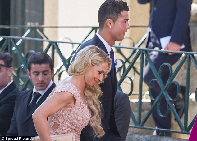 Ronaldo gây sốc khi mua cả hòn đảo làm quà cưới "siêu cò" Mendes