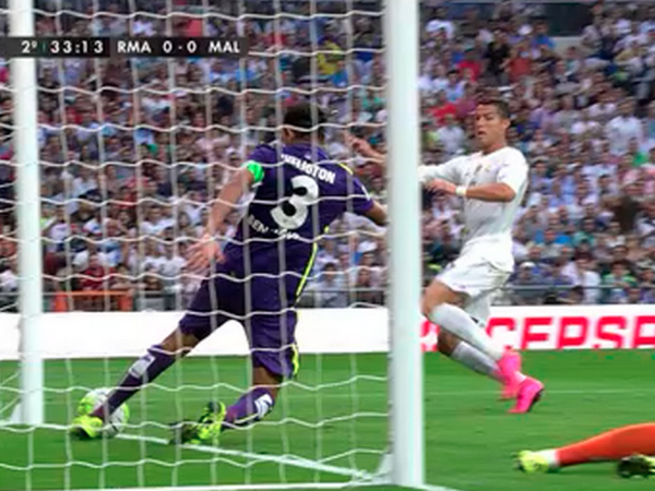 Real hụt ngôi đầu La Liga vì... mất oan bàn thắng vào lưới Malaga
