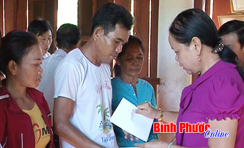 L&atilde;nh đạo huyện B&ugrave; Đốp ch&uacute;c mừng lễ Sen Dolta của đồng b&agrave;o Khơme