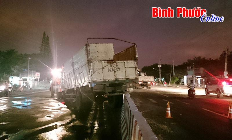 Xe tải t&ocirc;ng con lươn, xoay đầu 170 độ