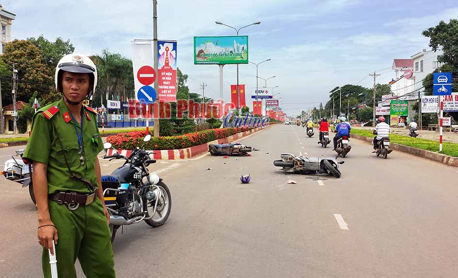 Mô tô tông nhau tại ngã tư, 3 người nhập viện