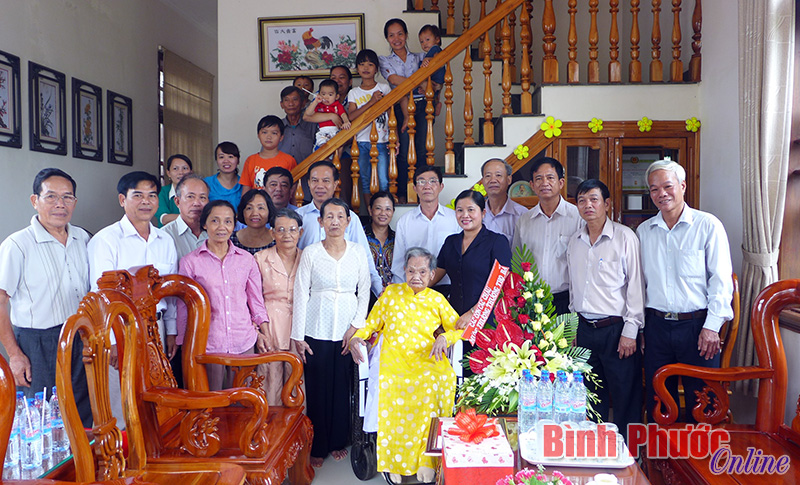 L&atilde;nh đạo tỉnh thăm, tặng qu&agrave; người cao tuổi ở huyện Hớn Quản v&agrave; thị x&atilde; Đồng Xo&agrave;i