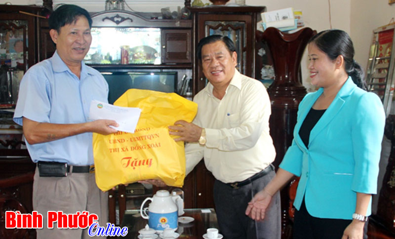 Đồng ch&iacute; B&iacute; thư tỉnh ủy Nguyễn Tấn Hưng tặng qu&agrave; gia đ&igrave;nh ch&iacute;nh s&aacute;ch