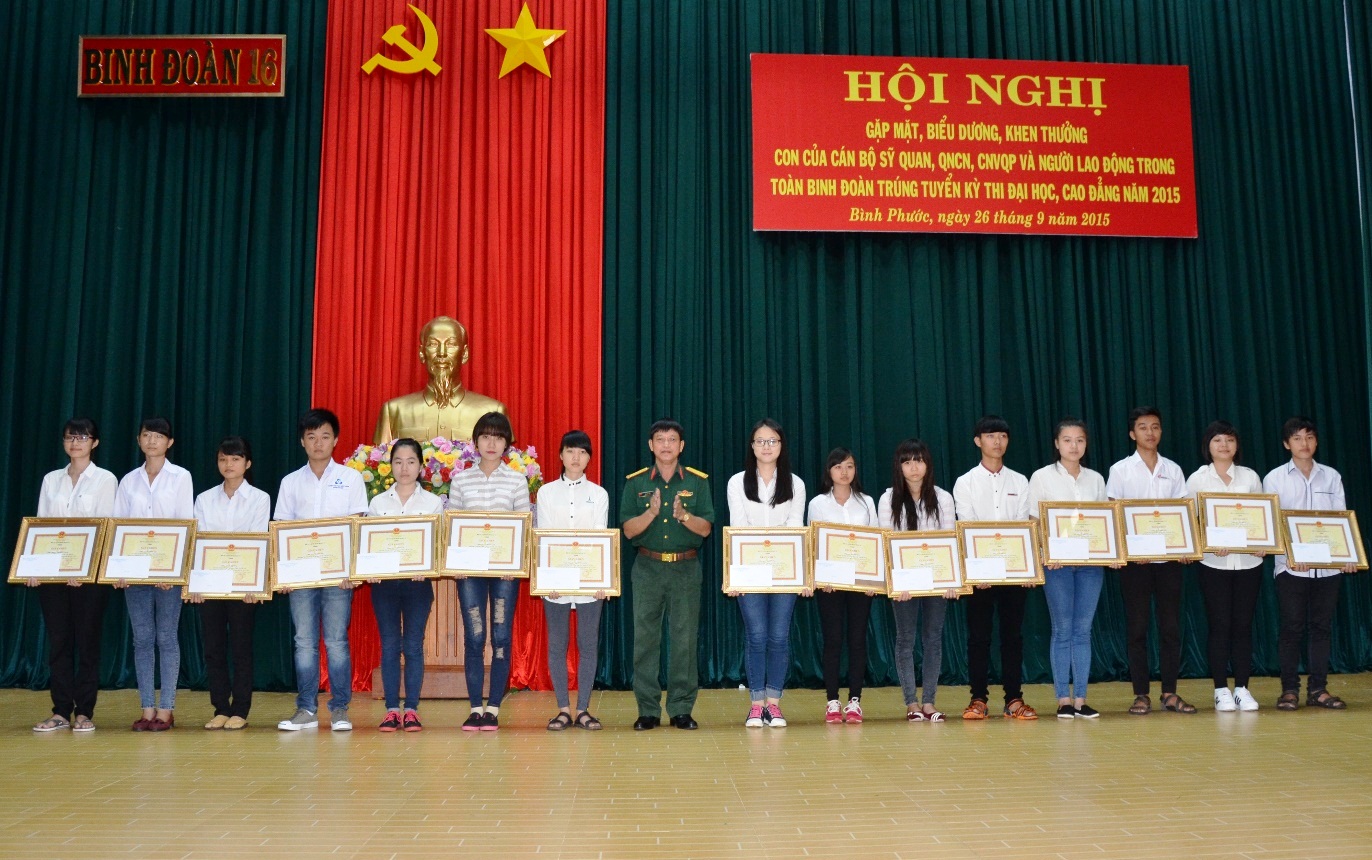 Binh đoàn 16 khen thưởng con cán bộ, nhân viên, người lao động trúng tuyển đại học, cao đẳng