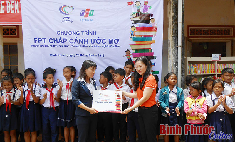 30 triệu đồng hỗ trợ học sinh DTTS biên giới Lộc Tấn đến trường 